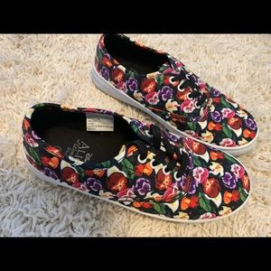 Alice in wonderland skate shoes